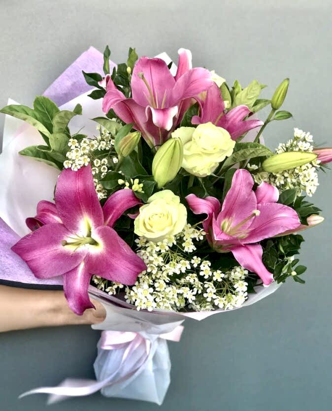 Rosita pink lily bouquet with cream roses, and baby's breath – Southport florist”